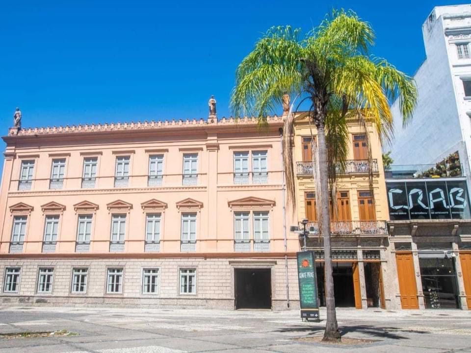 Fachada do Centro de Referência do Artesanato Brasileiro. O edifício é antigo, com paredes pintadas de rosa. 