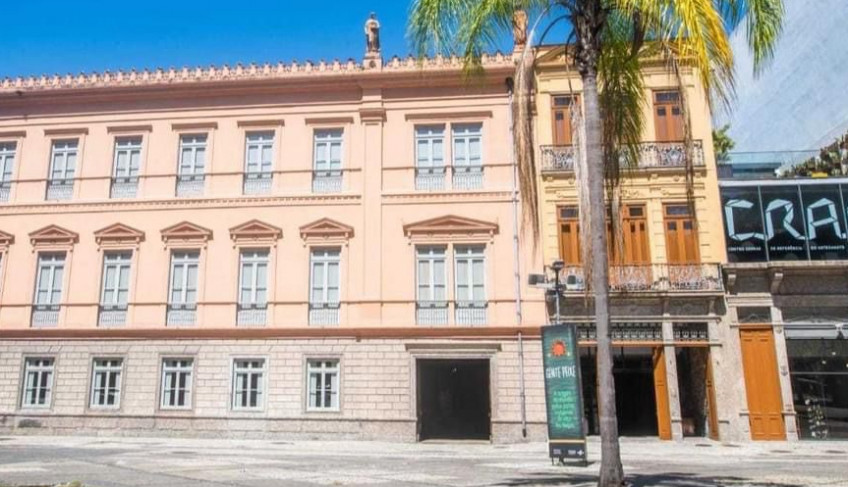 Fachada do Centro de Referência do Artesanato Brasileiro. O edifício é antigo, com paredes pintadas de rosa.